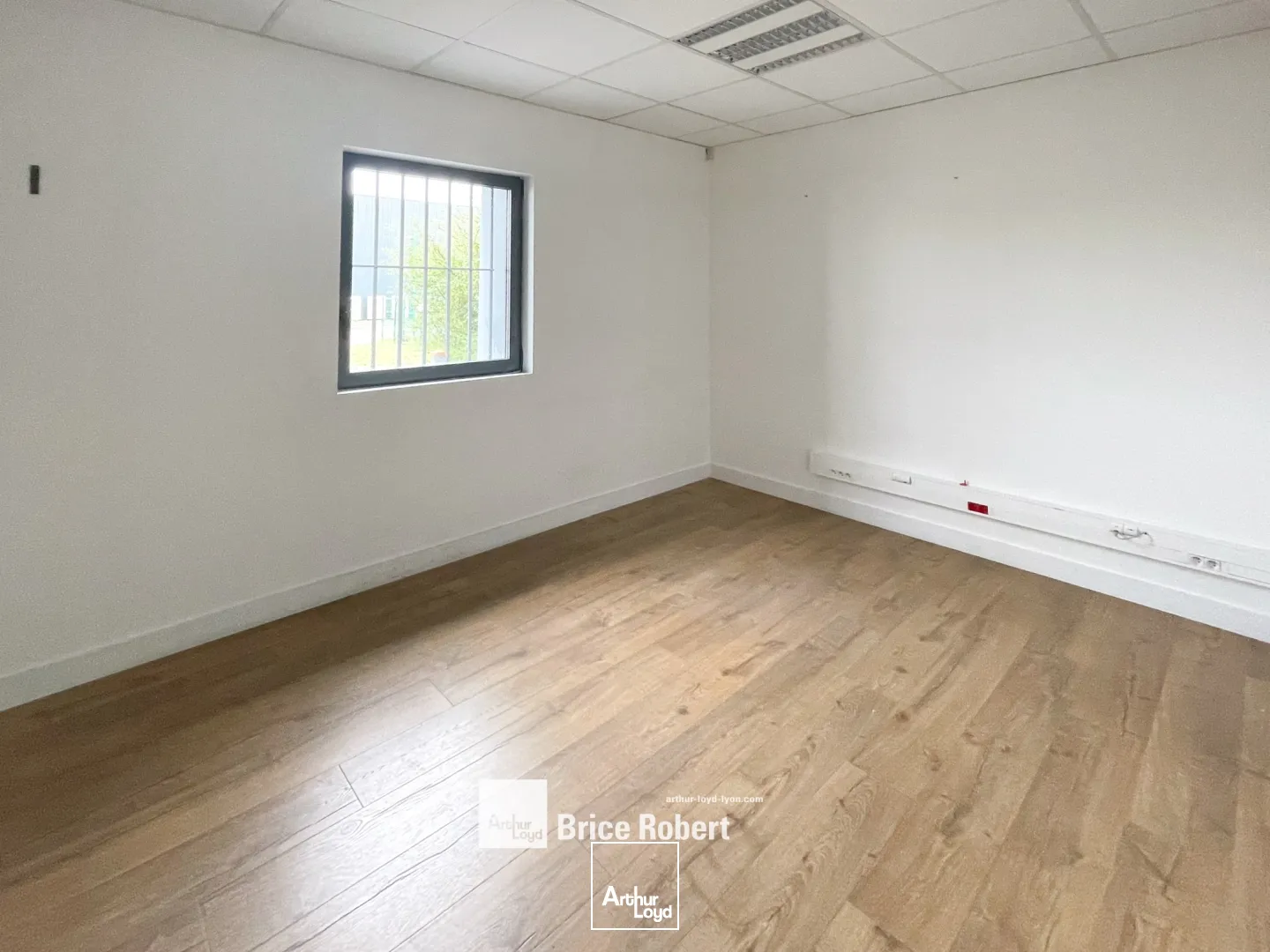 A louer - Locaux commerciaux spacieux - Saint Bonnet de Mure