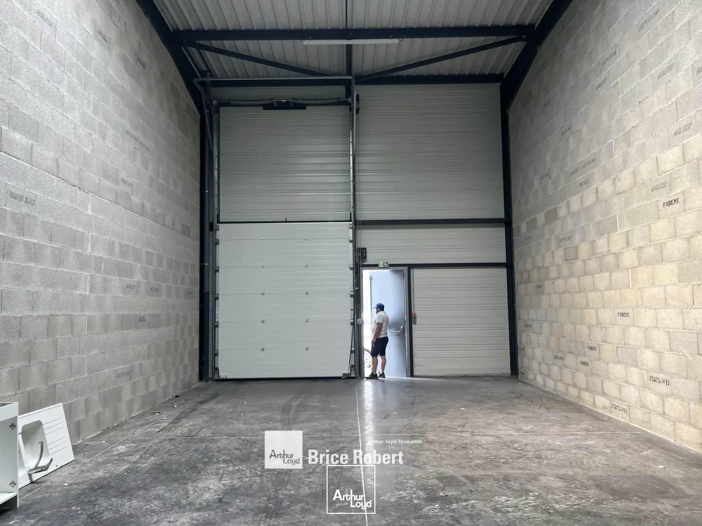 A vendre - Local d'activités avec espace de stockage et mezzanine - Vénissieux