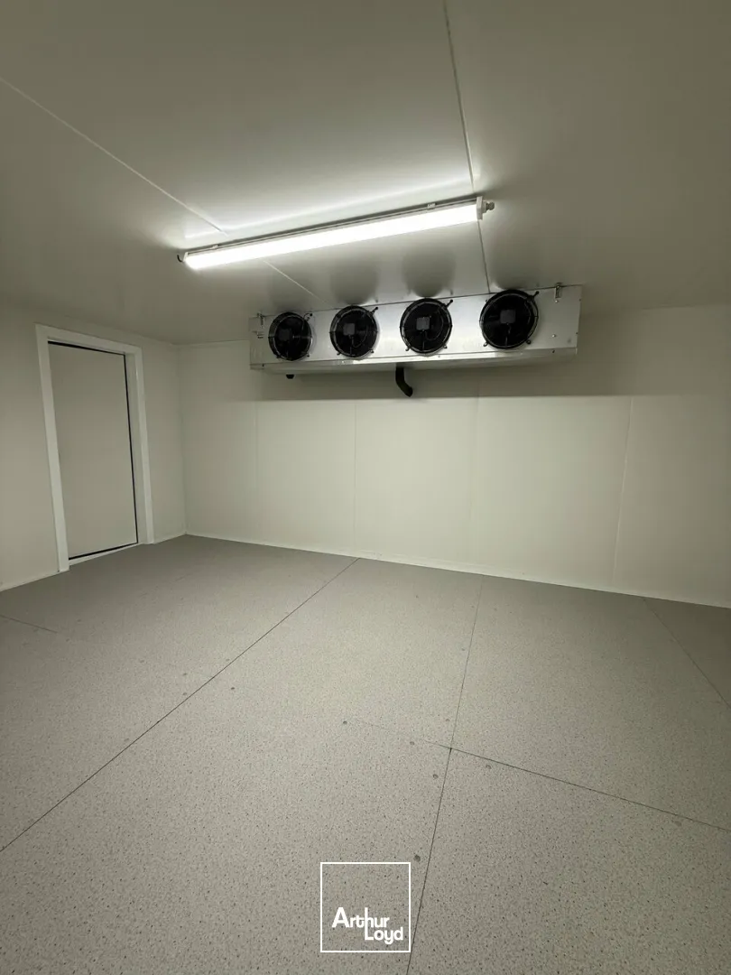 Bâtiment d'activité de 1350m2 aménagé pour de l'agroalimentaire + local de 105m2- zone de l'aérodrome - proximité A20 et A89