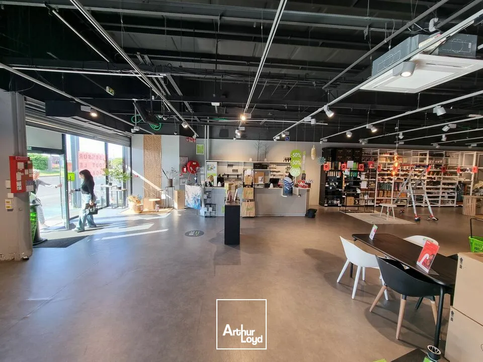 LOCAL COMMERCIAL - 510 M2 - ZONE MENDES FRANCE