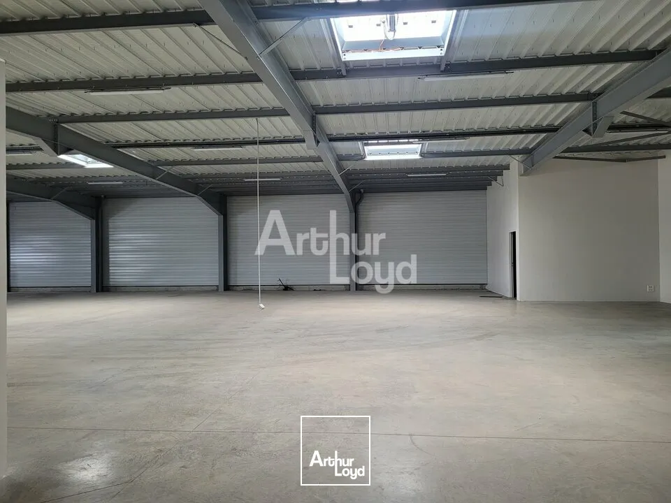 A VENDRE ou à LOUER - Local d'activité de 566 m² + 118m2 de bureaux - Secteur Alpespace