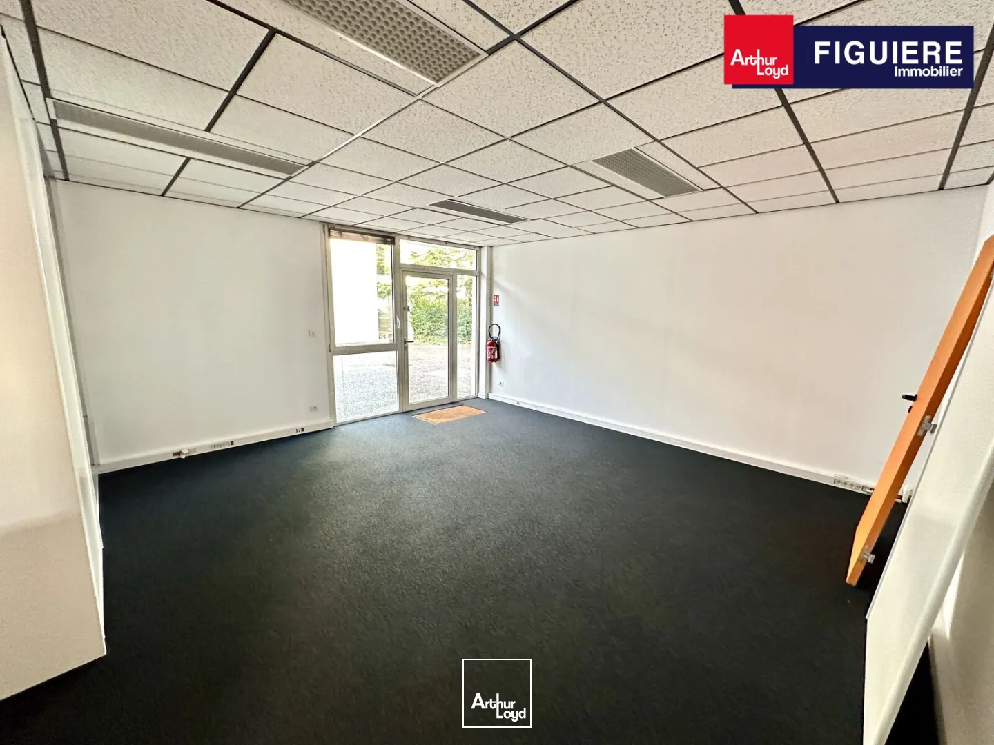 Bureaux a louer en RDC avec visibilité de la D9 et parking 