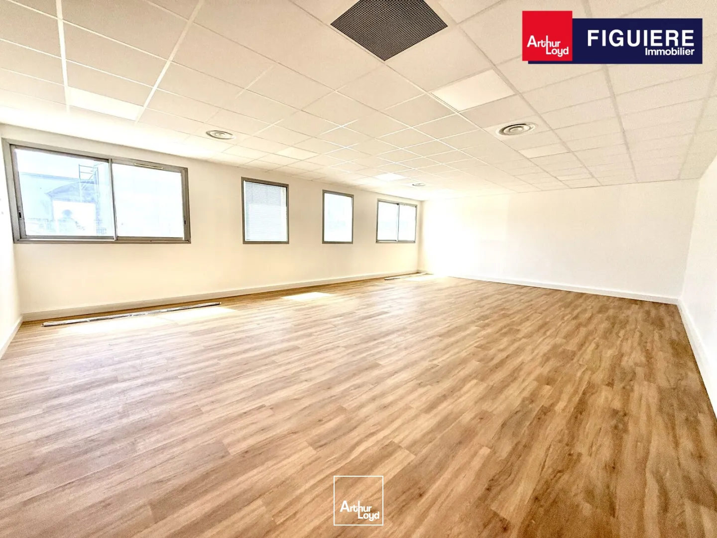 Immeuble de bureaux indépendant et rénové à louer sur le pôle d'activité d'Aix en Provence.