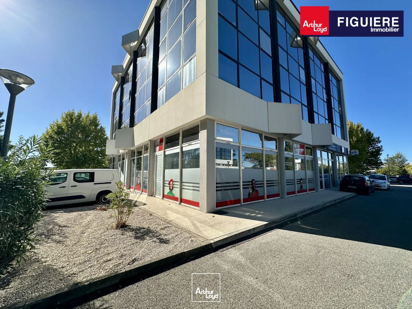 BUREAUX AVEC VISIBILITÉ EN TRÈS BON ÉTAT À LOUER