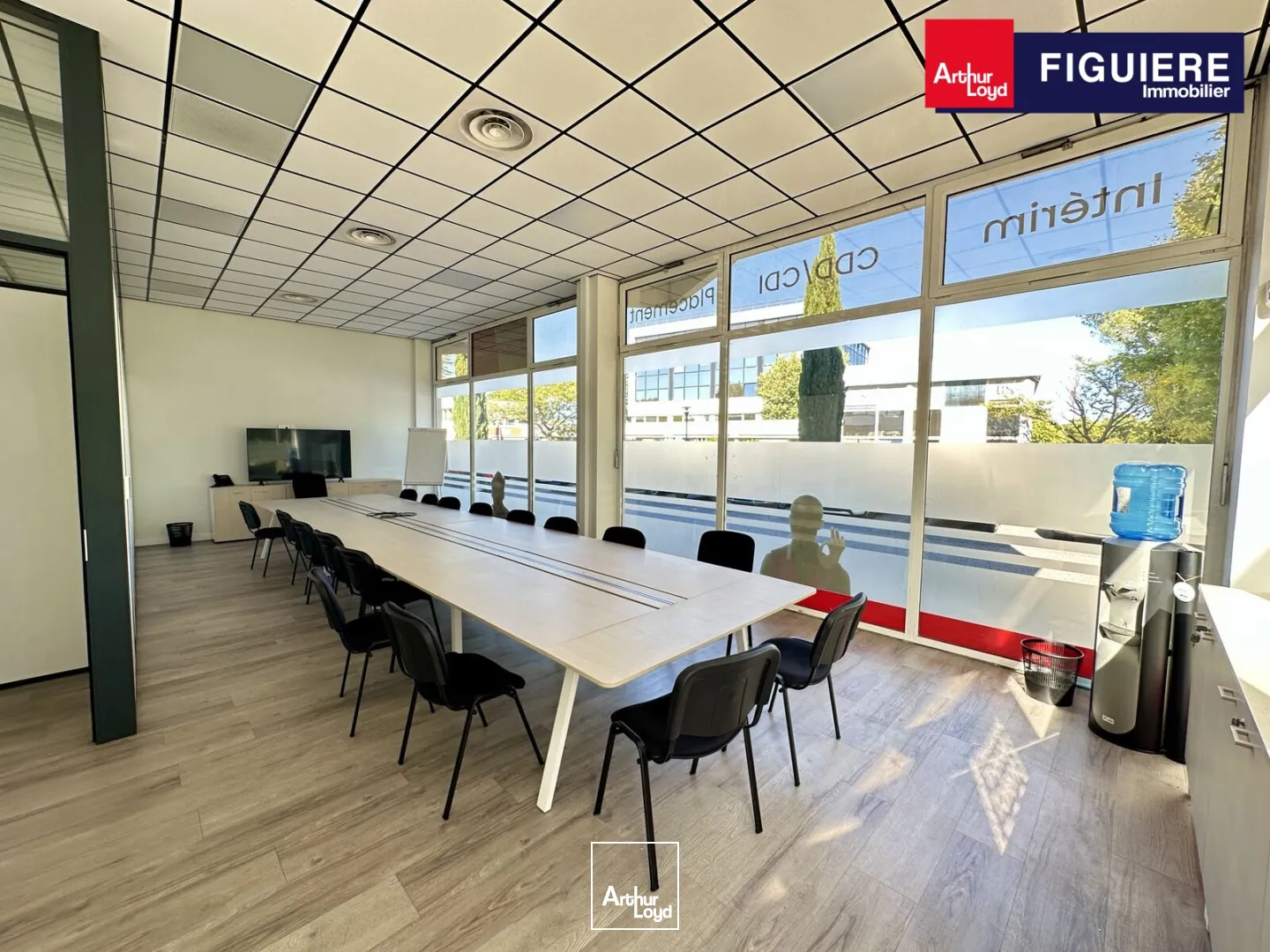 BUREAUX AVEC VISIBILITÉ EN TRÈS BON ÉTAT À LOUER