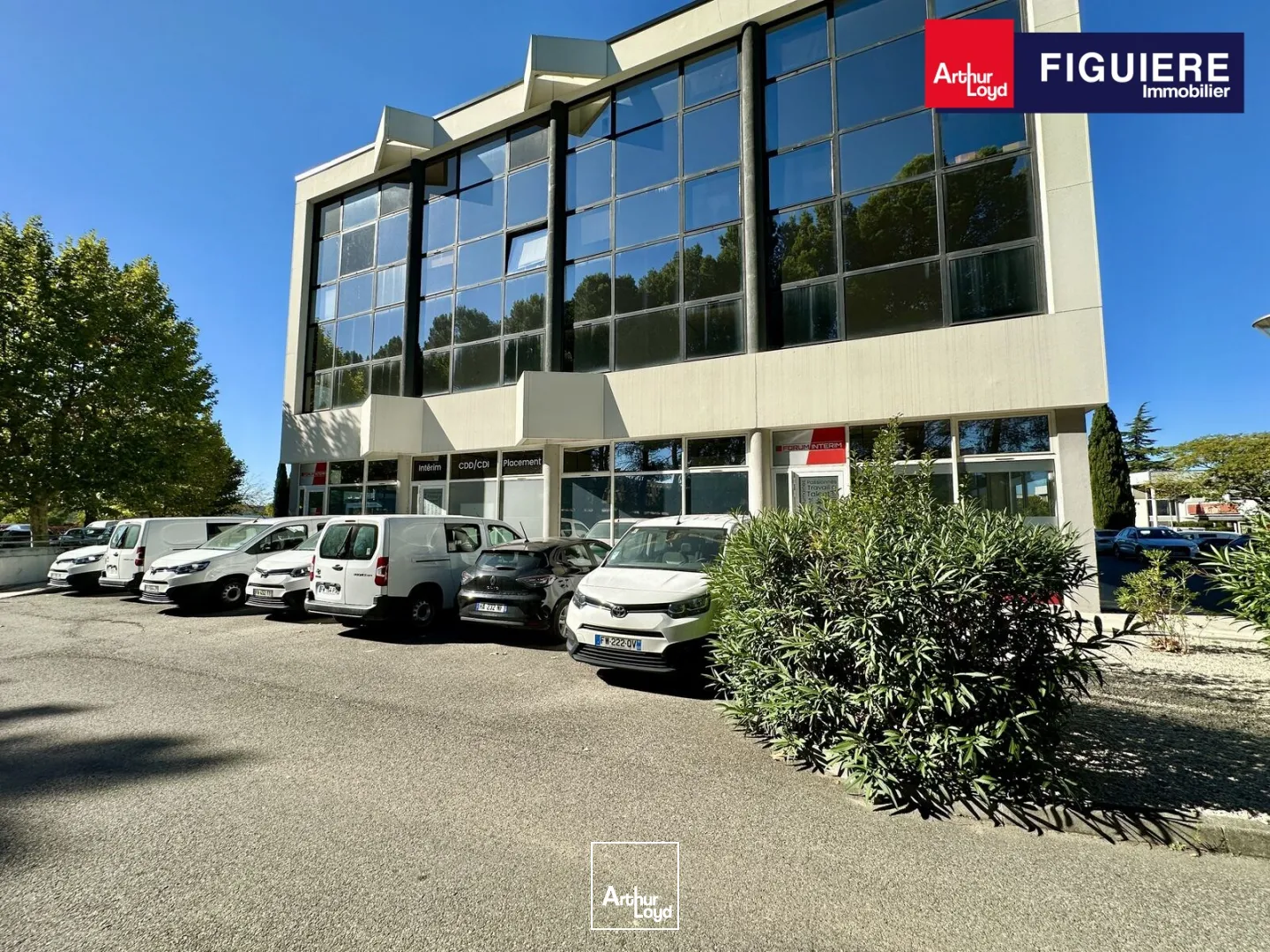 BUREAUX AVEC VISIBILITÉ EN TRÈS BON ÉTAT À LOUER