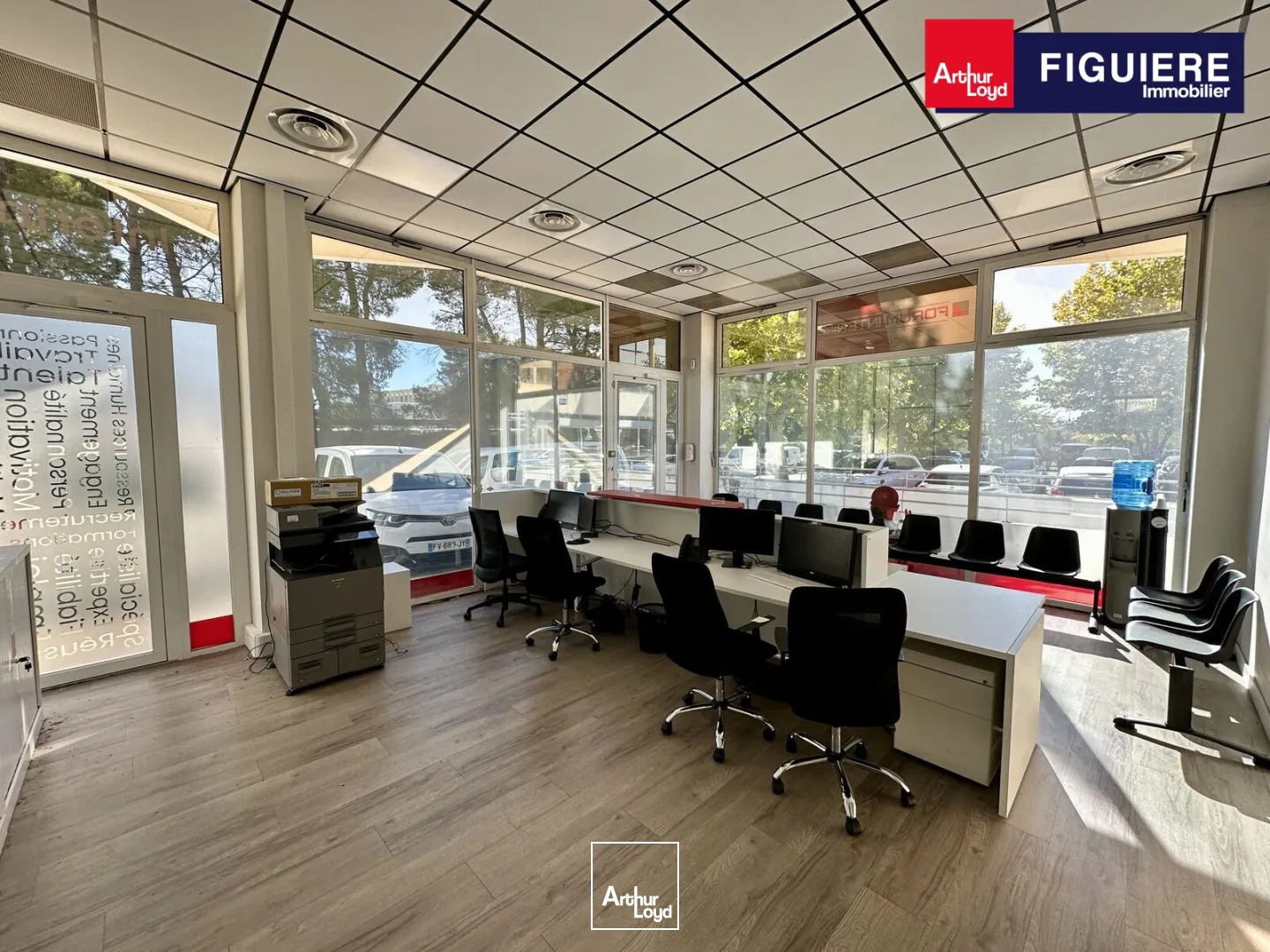 BUREAUX AVEC VISIBILITÉ EN TRÈS BON ÉTAT À LOUER