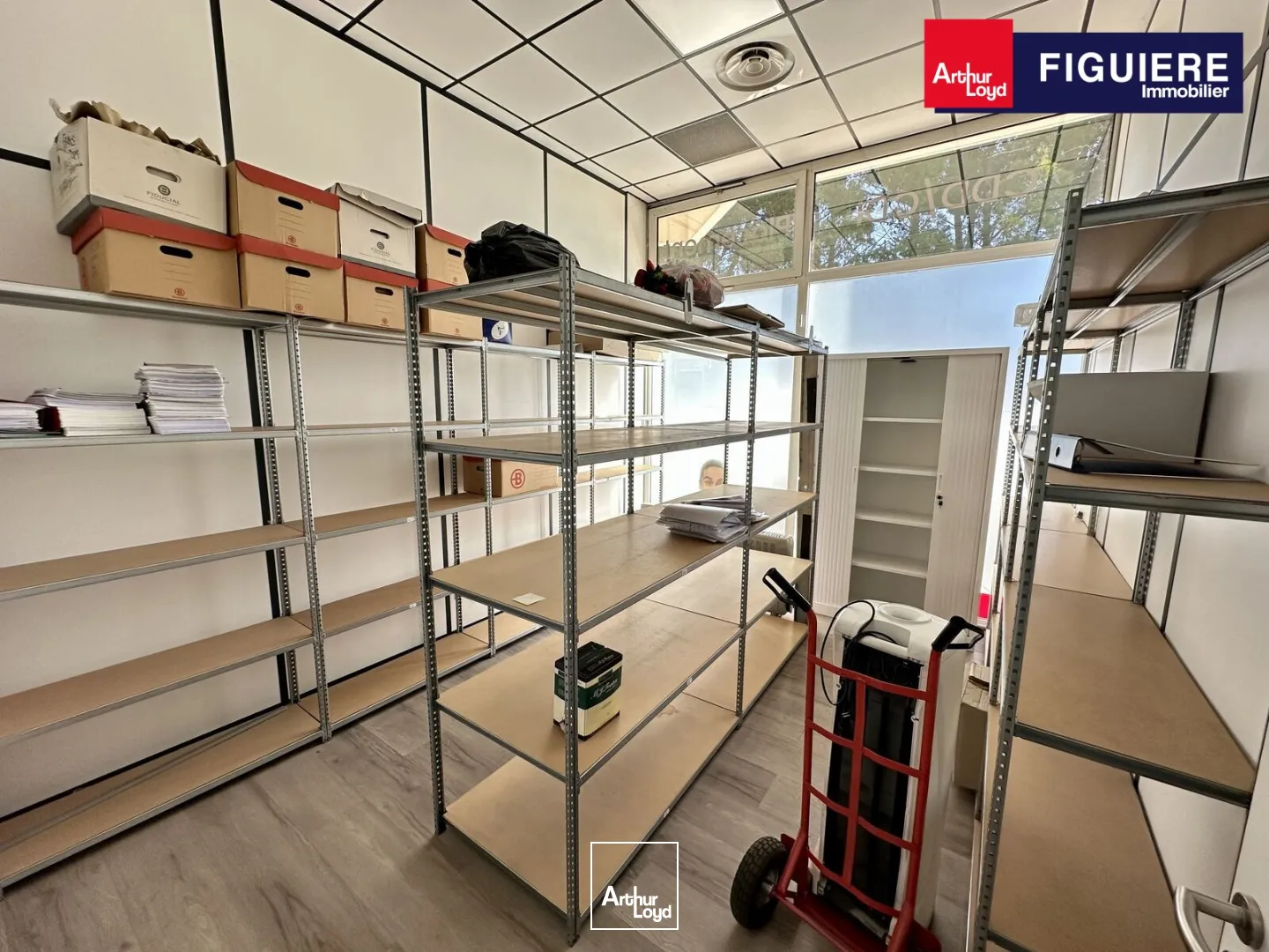 BUREAUX AVEC VISIBILITÉ EN TRÈS BON ÉTAT À LOUER