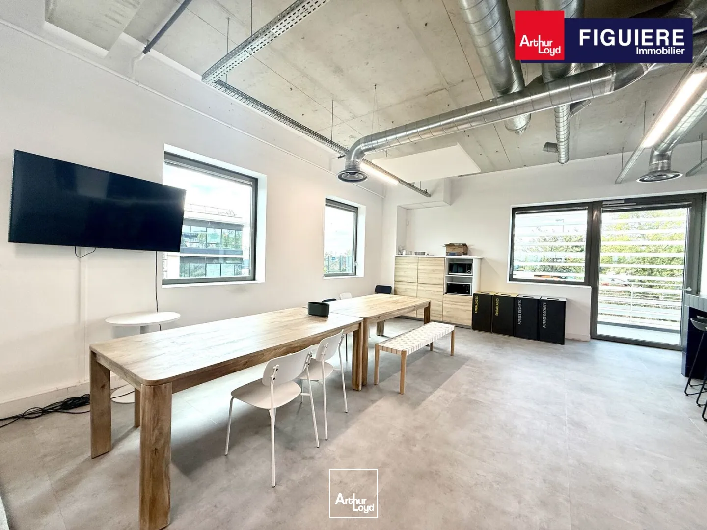 BUREAUX DE TRES BON STANDING AVEC TERRASSE A LOUER SUR LA DURANNE. VUE EXCEPTIONNELLE