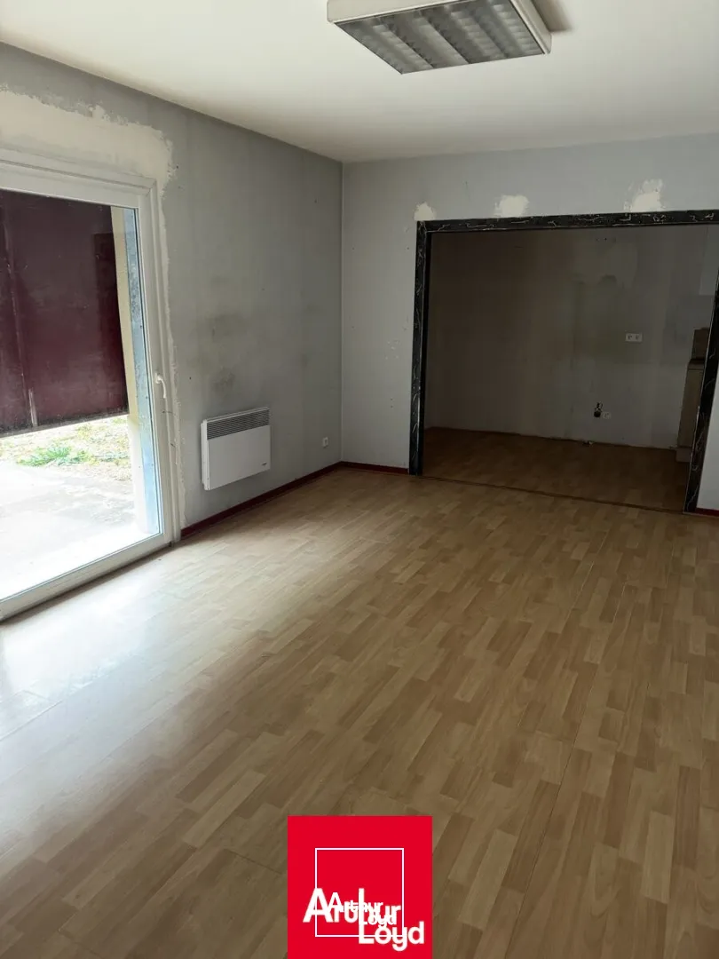 À VENDRE OU À LOUER : Local d'activités de 300 m² mitoyen avec un terrain, bonne visibilité commerciale à Saint-Jean-la-Bussière