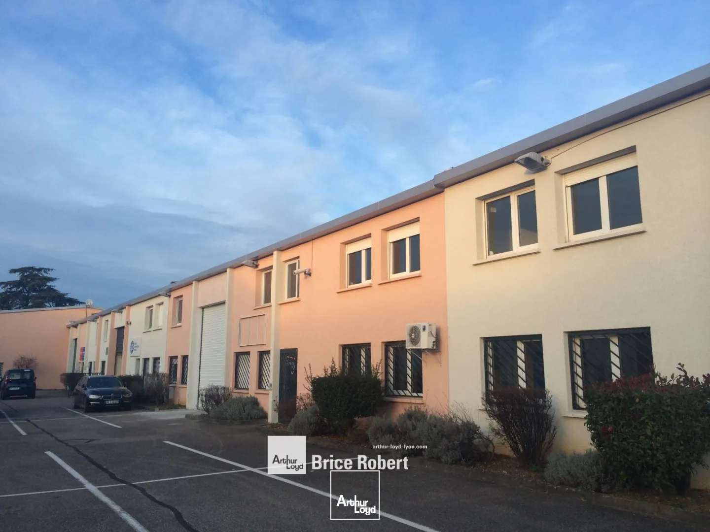 A louer - Bâtiments industriels avec bureaux climatisés - Décines Charpieu