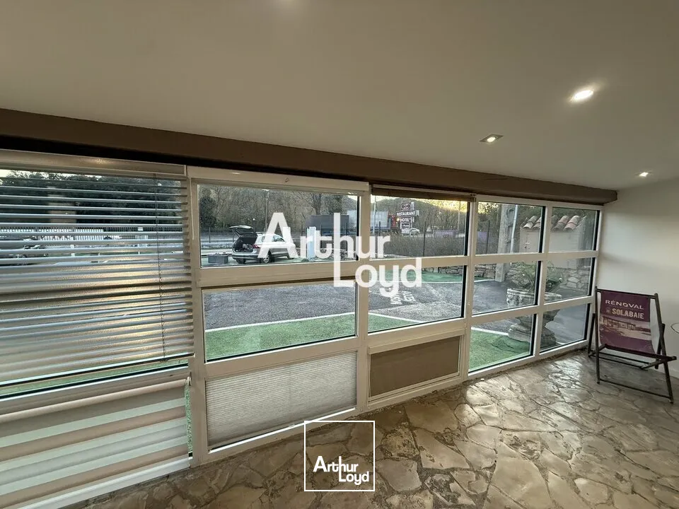 Local commercial de 220 m² avec forte visibilité sur un terrain de 1907 m²  Le Muy