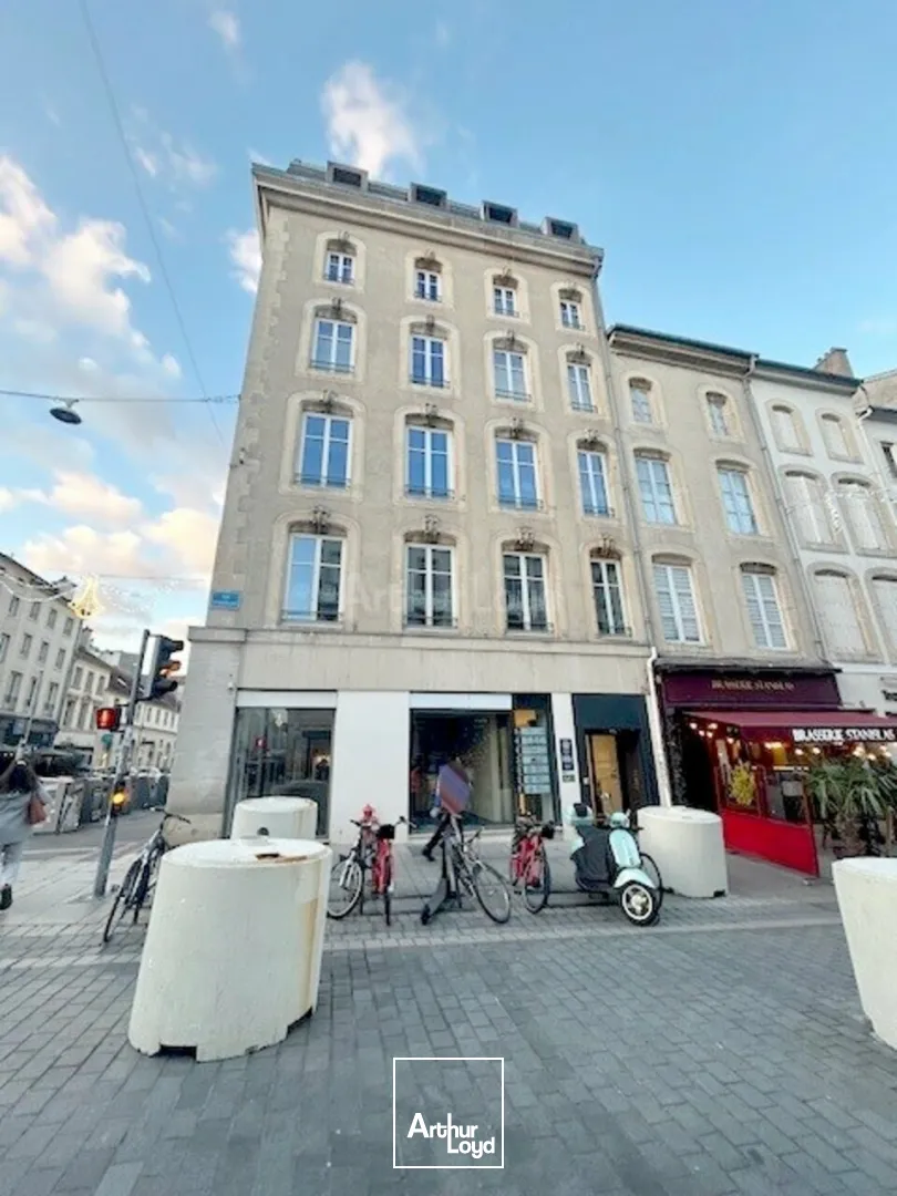 LOCAL COMMERCIAL à LOUER de 303 m²