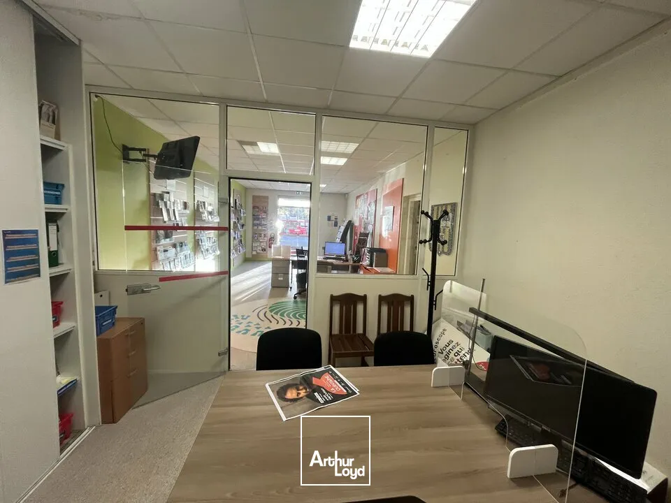 A VENDRE LOCAL COMMERCIAL - PLACE CENTRE VILLE CHASSENEUIL DU POITOU