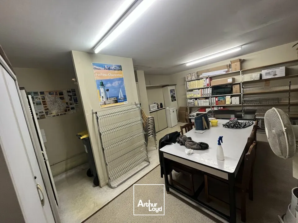 A VENDRE LOCAL COMMERCIAL - PLACE CENTRE VILLE CHASSENEUIL DU POITOU