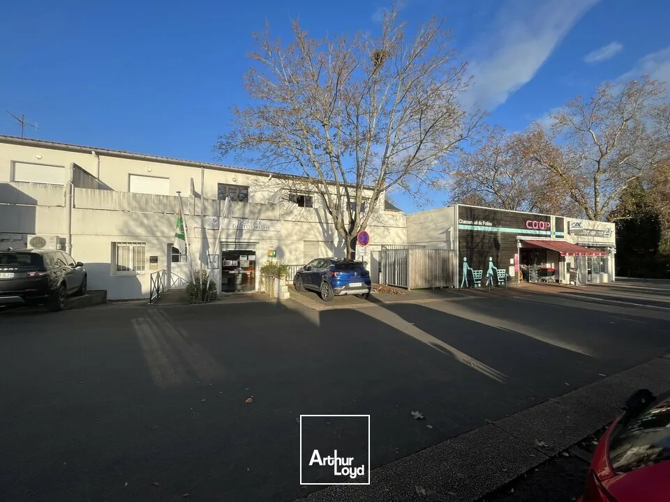 A VENDRE LOCAL COMMERCIAL - PLACE CENTRE VILLE CHASSENEUIL DU POITOU