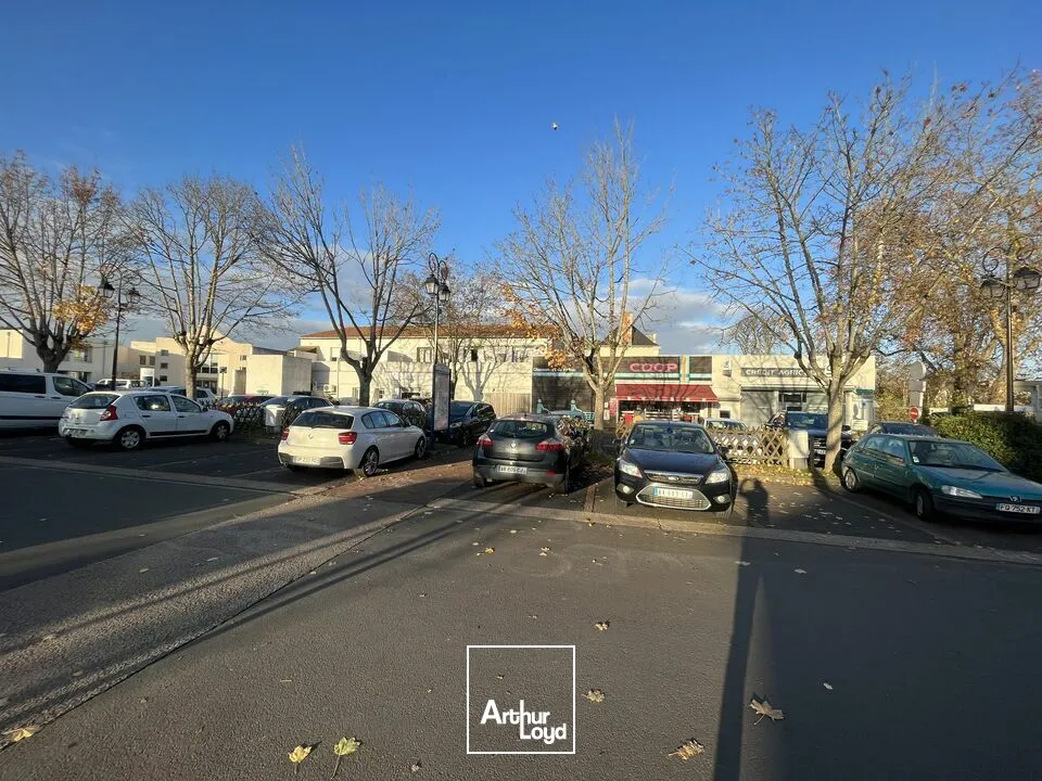 A VENDRE LOCAL COMMERCIAL - PLACE CENTRE VILLE CHASSENEUIL DU POITOU