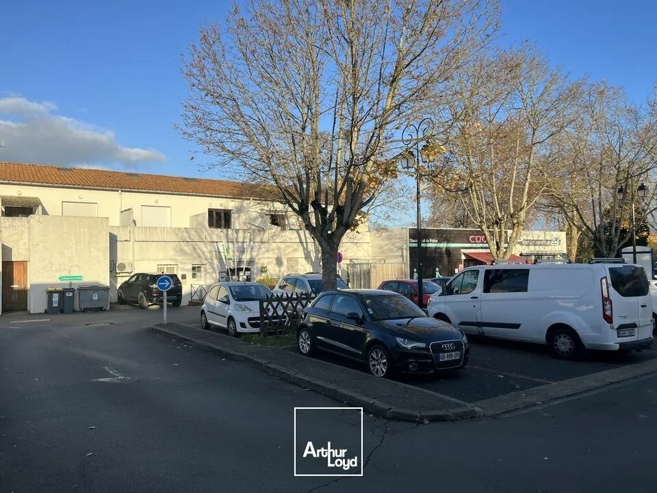 A VENDRE LOCAL COMMERCIAL - PLACE CENTRE VILLE CHASSENEUIL DU POITOU