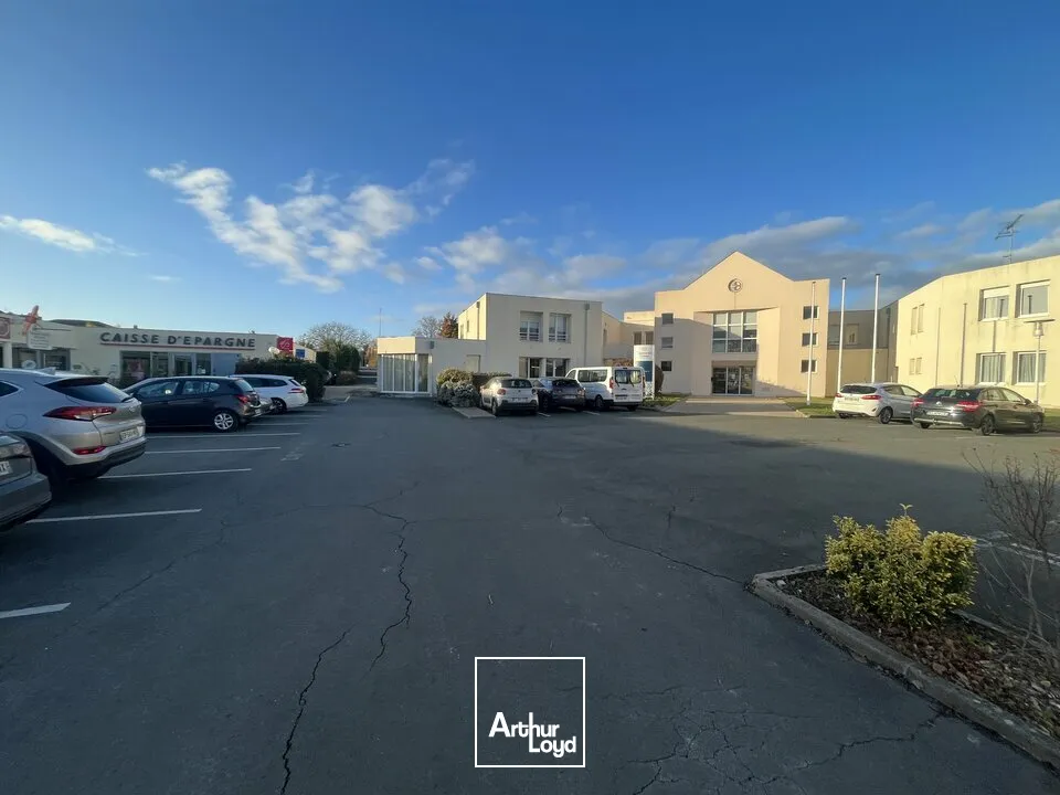 A VENDRE LOCAL COMMERCIAL - PLACE CENTRE VILLE CHASSENEUIL DU POITOU