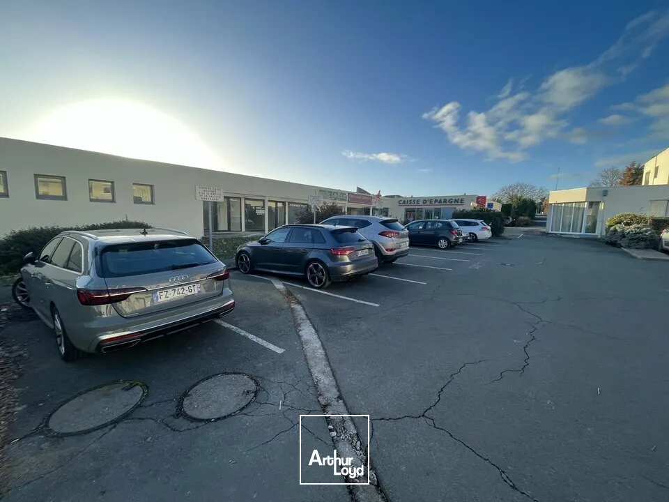 A VENDRE LOCAL COMMERCIAL - PLACE CENTRE VILLE CHASSENEUIL DU POITOU