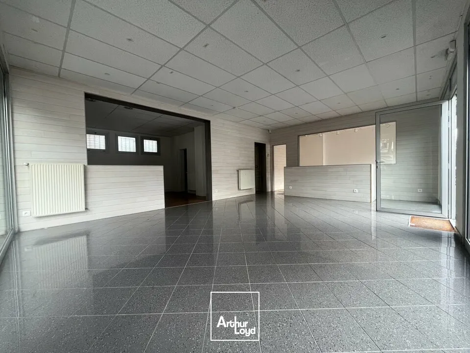 A LOUER - LOCAL COMMERCIAL 121 m2