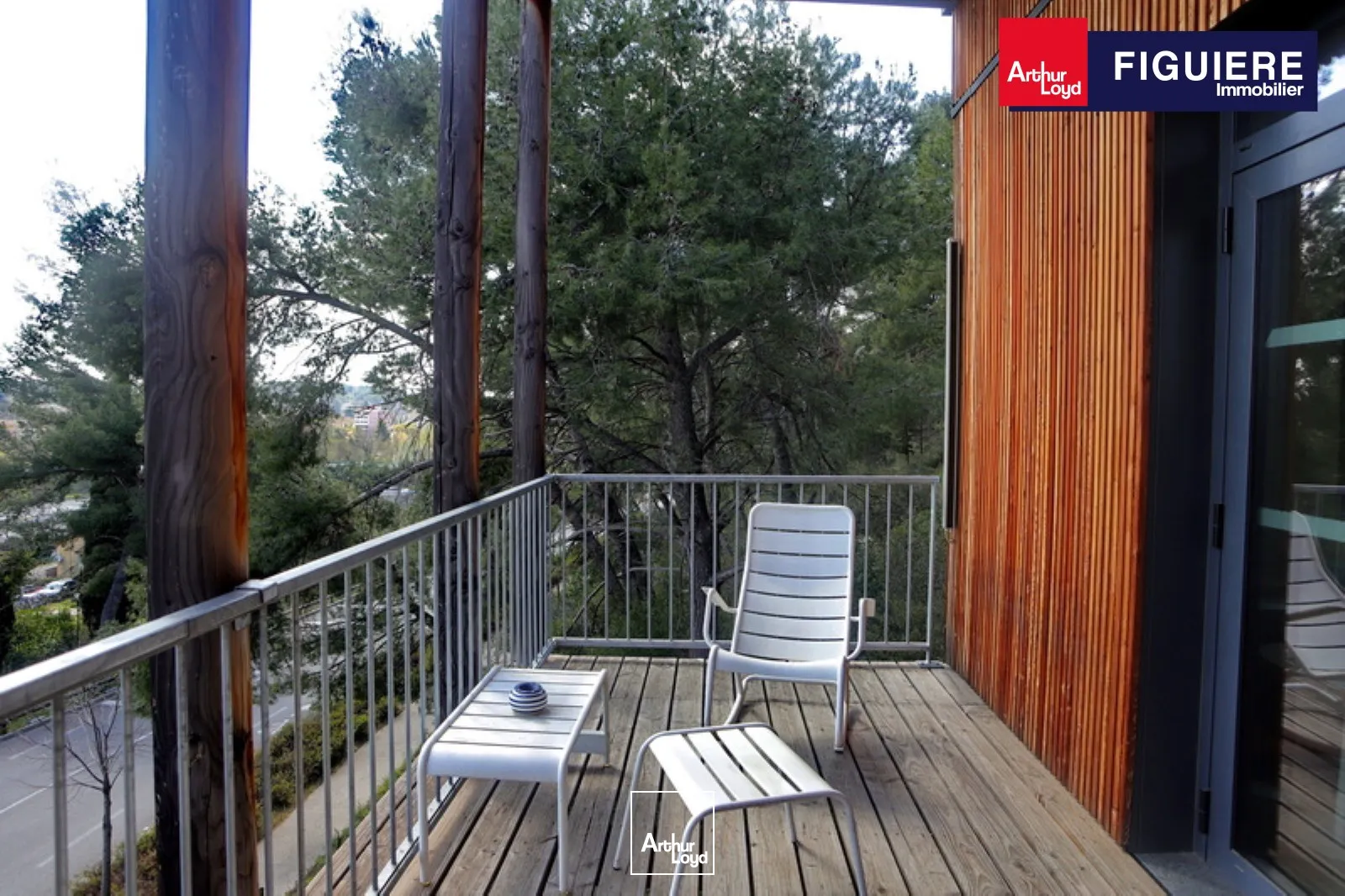 Proche centre d'Aix-en-Provence 527 m² de bureaux à louer, confort du bois, belle visibilité et nombreux emplacements de parkings.