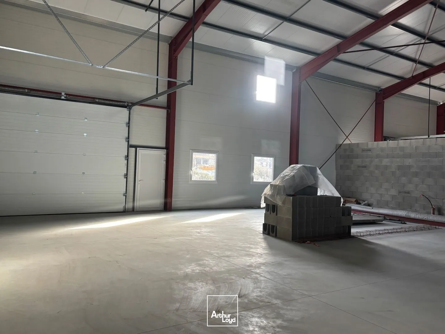 À VENDRE : Local d'activité de 660 m² mitoyen sur un terrain de 1 560 m² à Savigneux