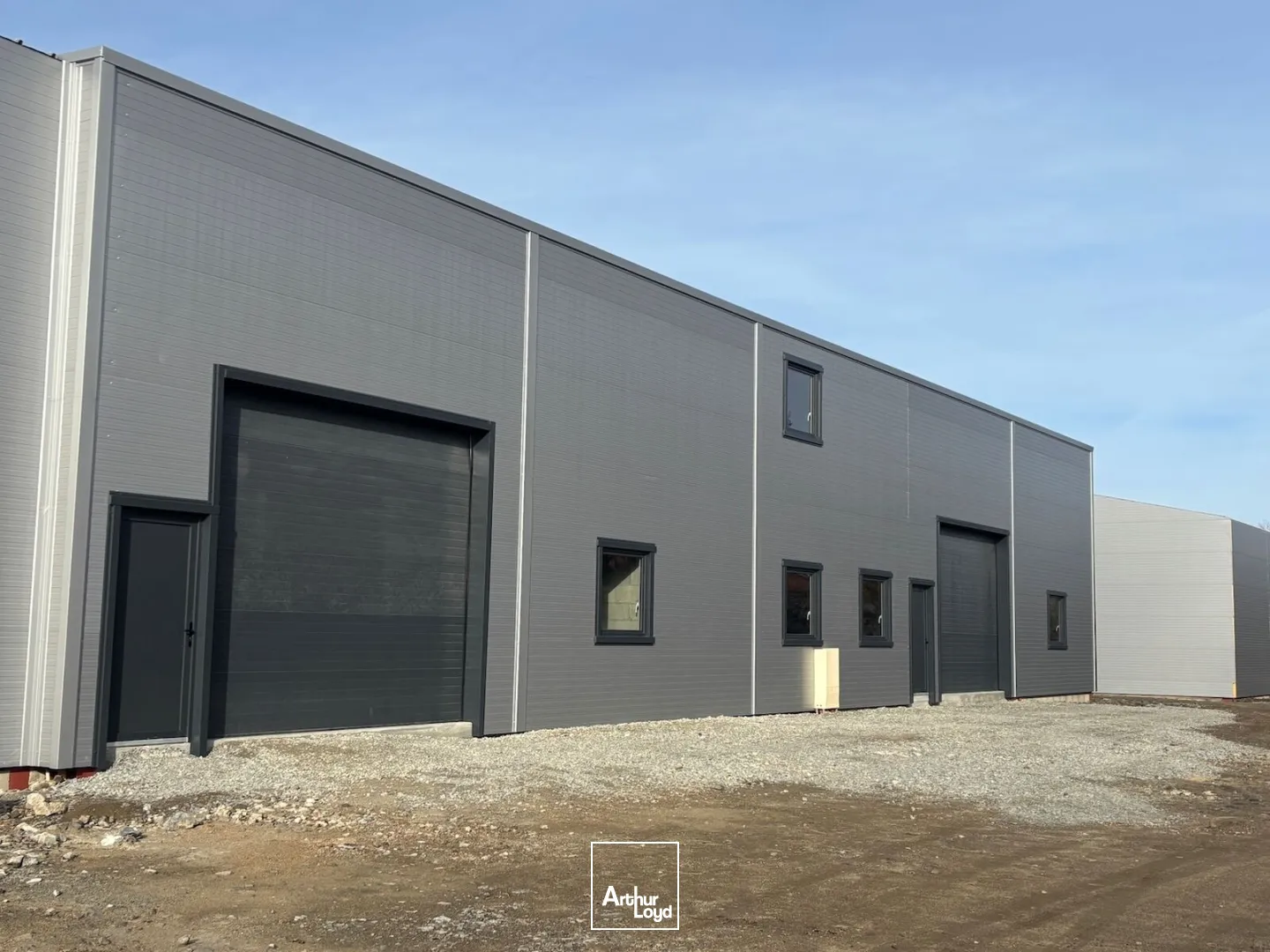 À VENDRE : Local d'activité de 660 m² mitoyen sur un terrain de 1 560 m² à Savigneux