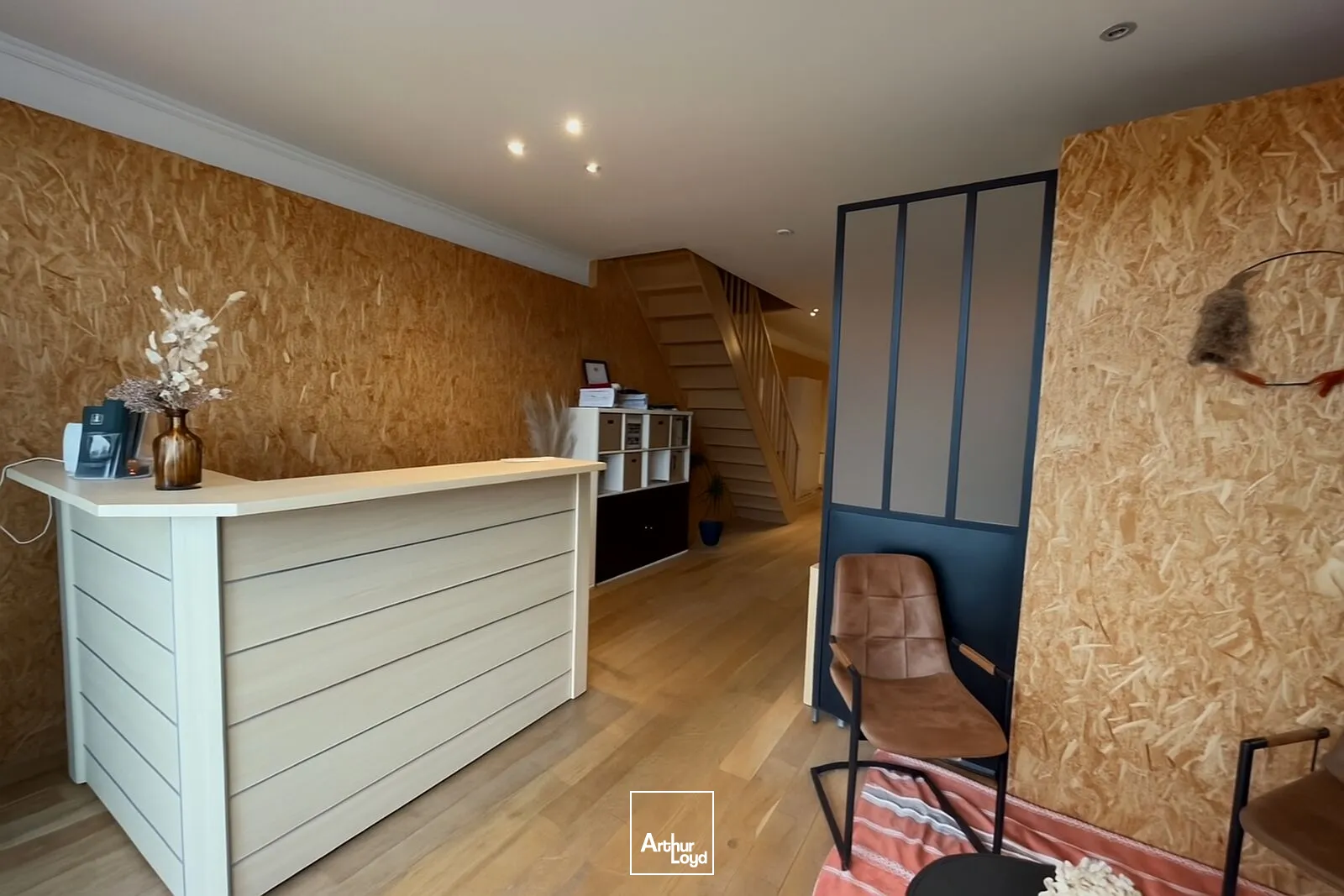 BUREAUX MODERNES ET RÉNOVÉS À METEREN - VISIBILITÉ OPTIMALE