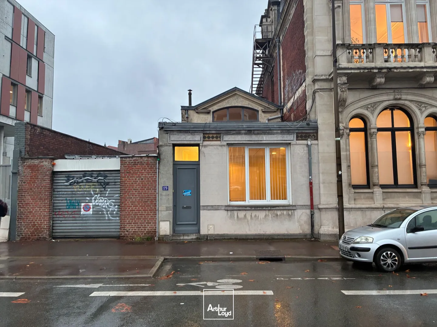 Bureaux indépendants avec cachet, extérieur privatif et parking à vendre/à louer - Opportunité rare à Roubaix