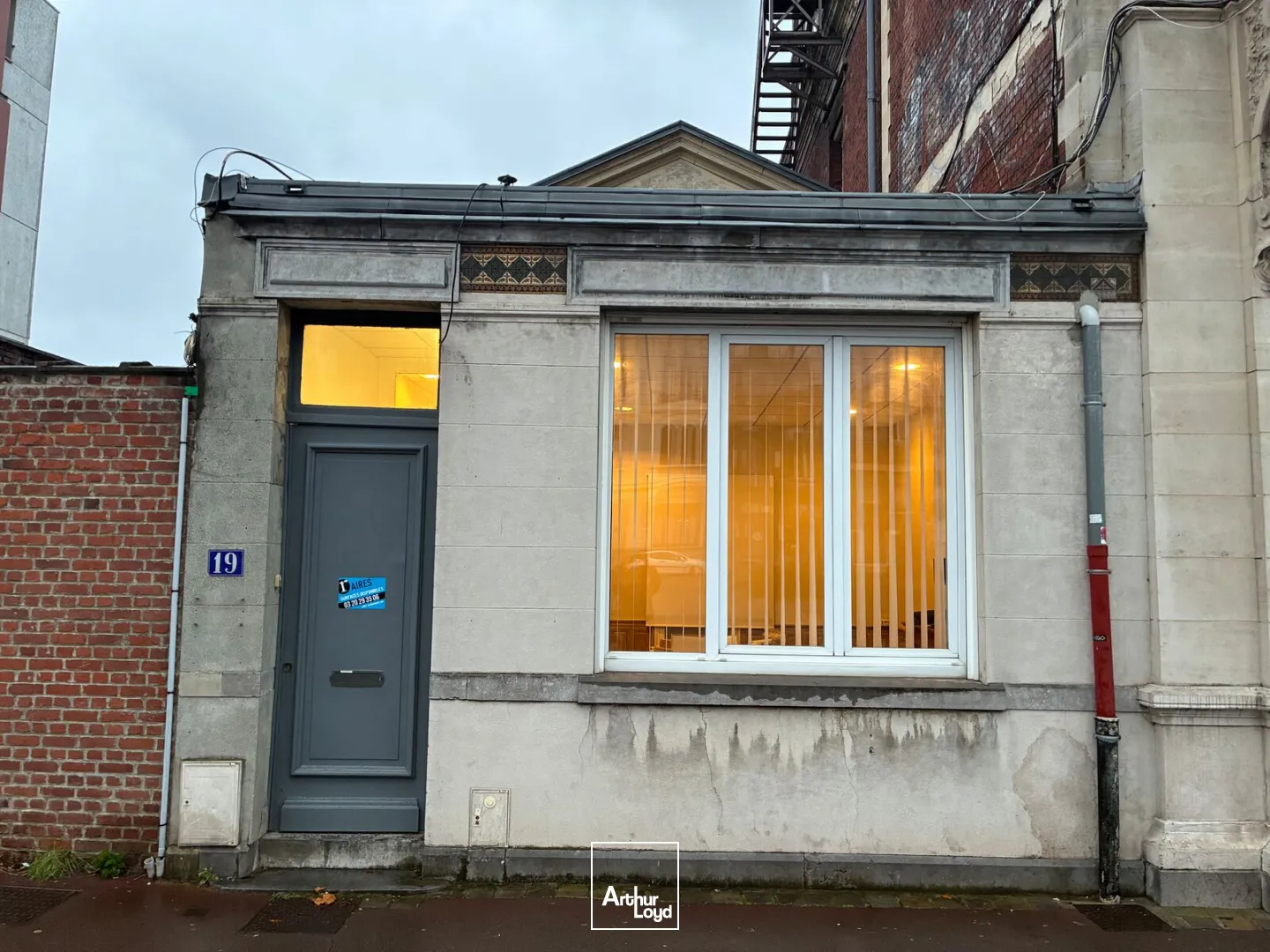 Bureaux indépendants avec cachet, extérieur privatif et parking à vendre/à louer - Opportunité rare à Roubaix