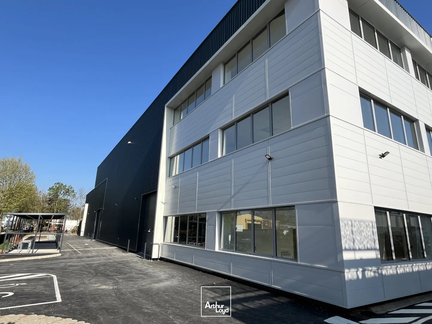 Proche des quais de Seine, locaux d'activité à louer, équipements et prestations de qualité