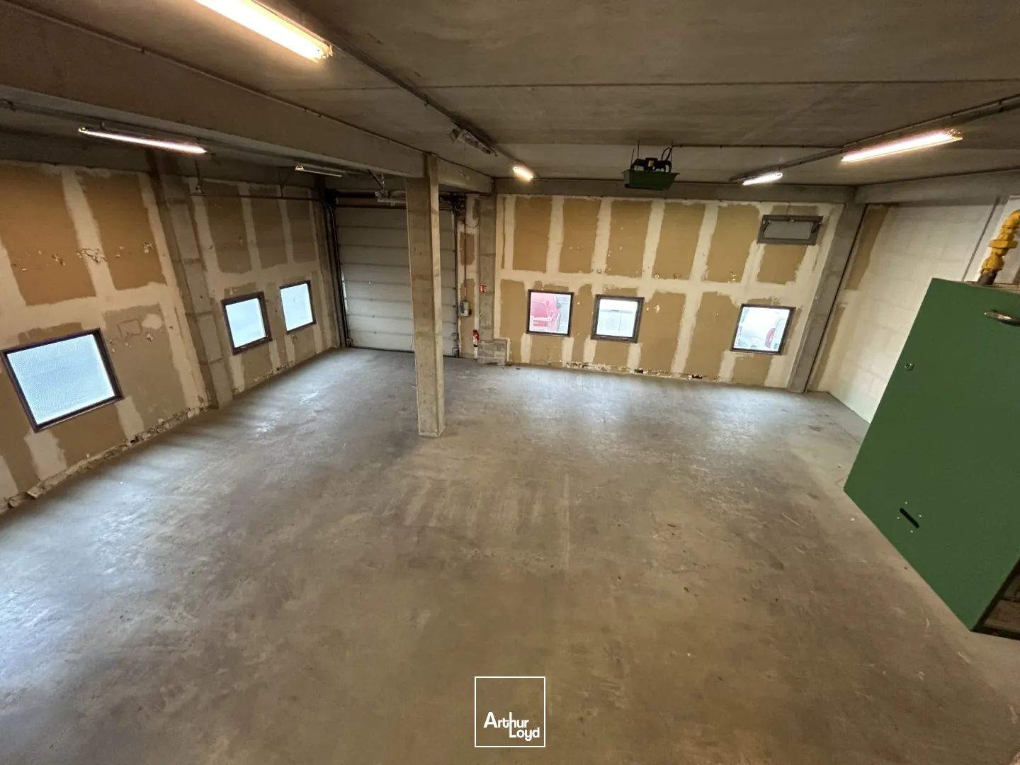 Local d'activité sur site clos à proximité du centre commercial 