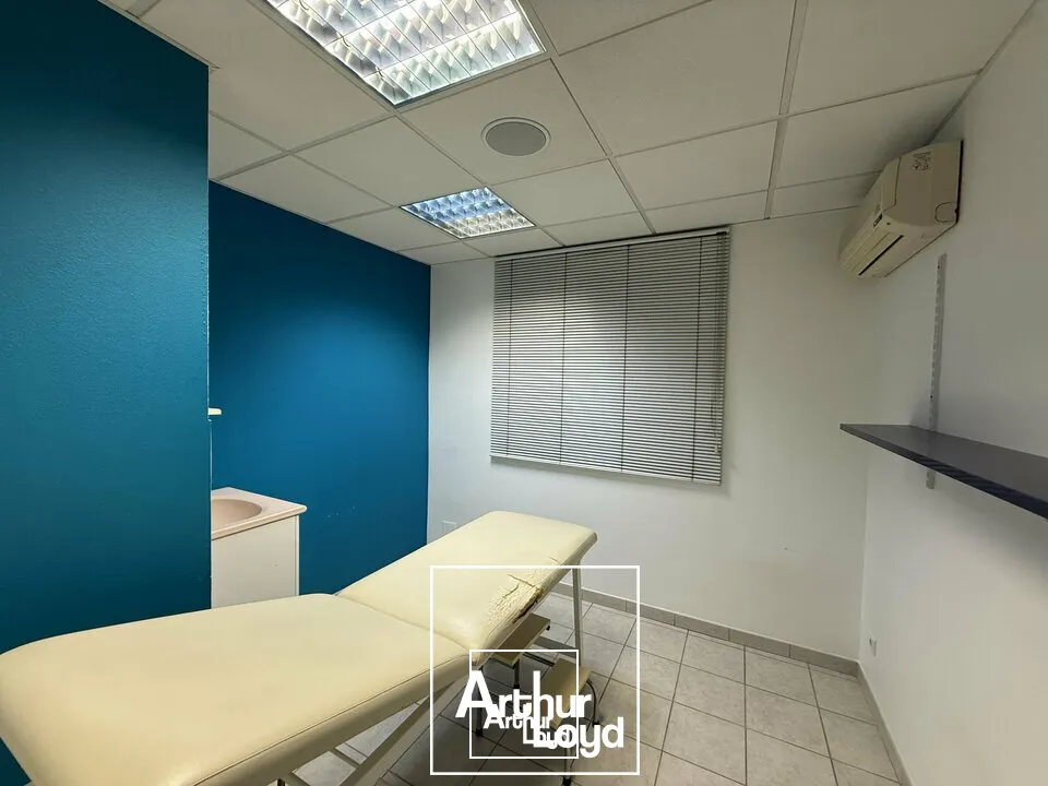 Local d'activité avec vitrines en angle, parkings et accès PMR  idéal cabinets, esthétique, bien-être ou activité de services