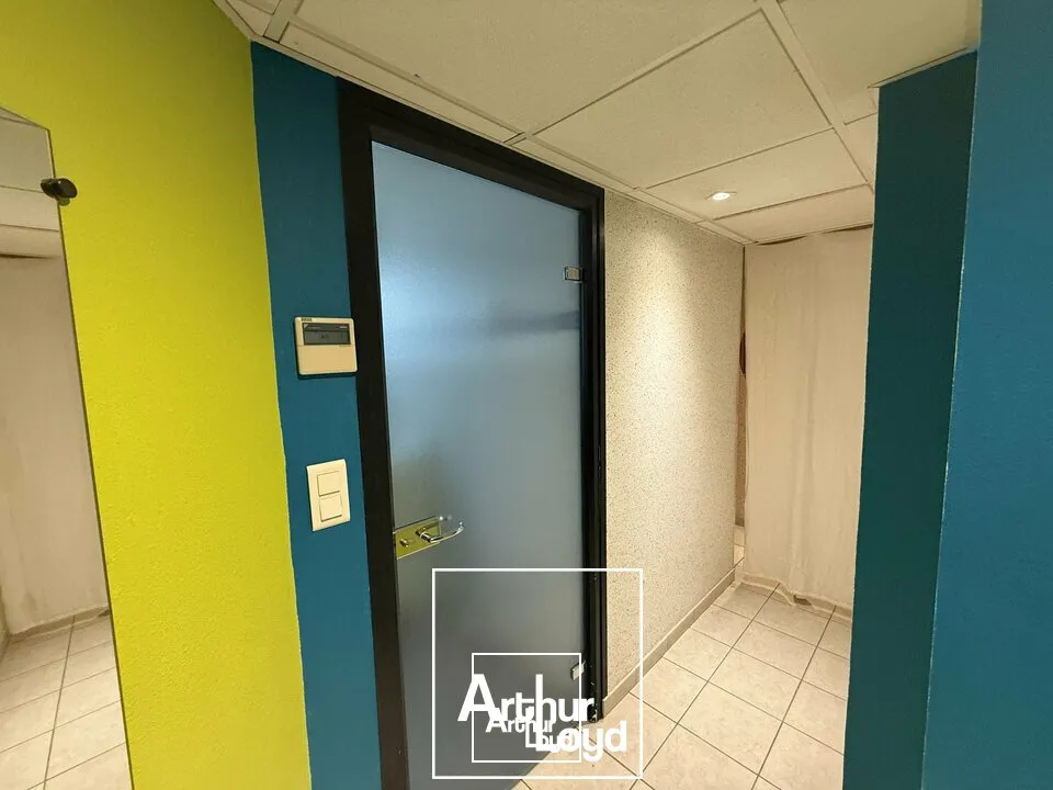 Local d'activité avec vitrines en angle, parkings et accès PMR  idéal cabinets, esthétique, bien-être ou activité de services