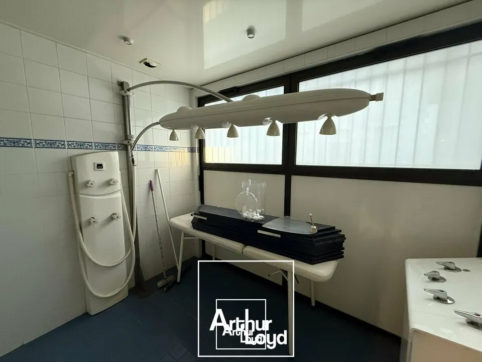 Local d'activité avec vitrines en angle, parkings et accès PMR  idéal cabinets, esthétique, bien-être ou activité de services