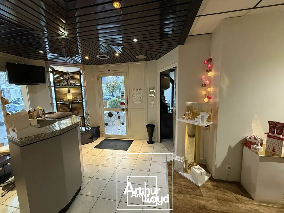 Local d'activité avec vitrines en angle, parkings et accès PMR  idéal cabinets, esthétique, bien-être ou activité de services