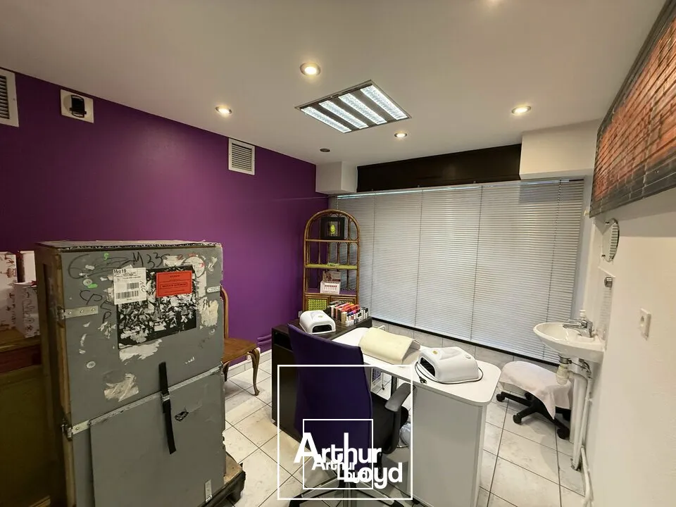 Local d'activité avec vitrines en angle, parkings et accès PMR  idéal cabinets, esthétique, bien-être ou activité de services