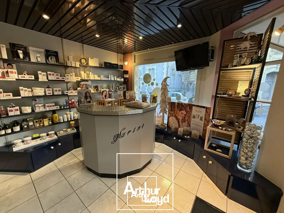 Local d'activité avec vitrines en angle, parkings et accès PMR  idéal cabinets, esthétique, bien-être ou activité de services