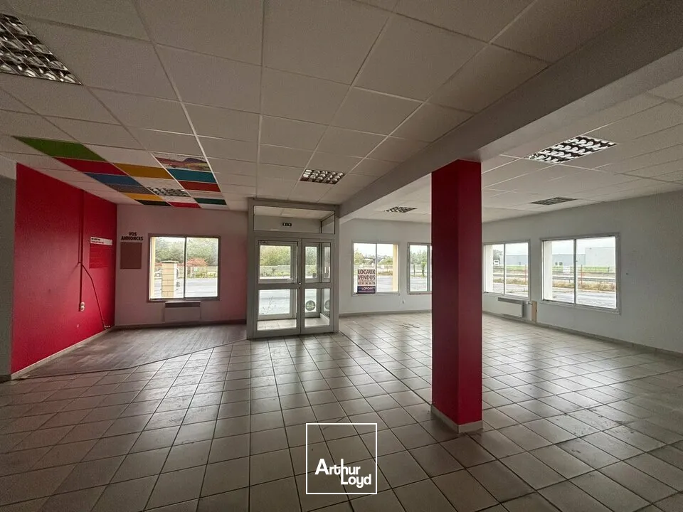 BÂTIMENT D'ACTIVITÉ À VENDRE  EMPLACEMENT STRATEGIQUE A FORT PASSAGE  2x2 VOIES LA ROCHE-SUR-YON / BOURNEZEAU (RD 948)