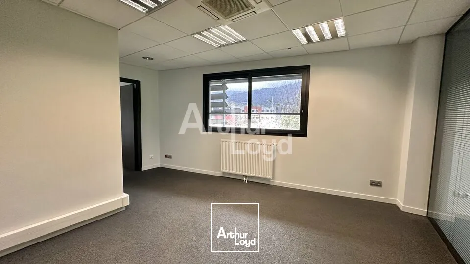 A LOUER - BUREAUX DE 200m2 - PROXIMITE AUTOROUTE A43