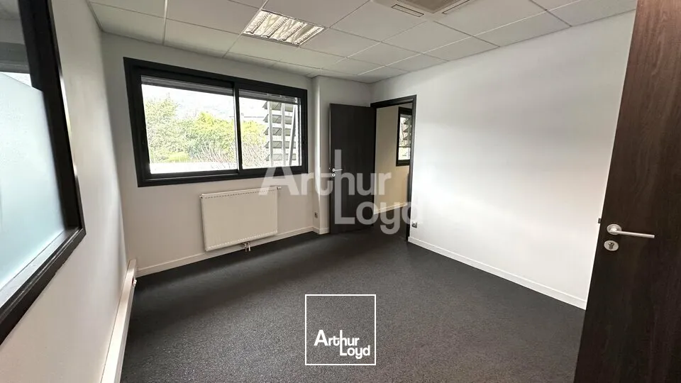 A LOUER - BUREAUX DE 200m2 - PROXIMITE AUTOROUTE A43