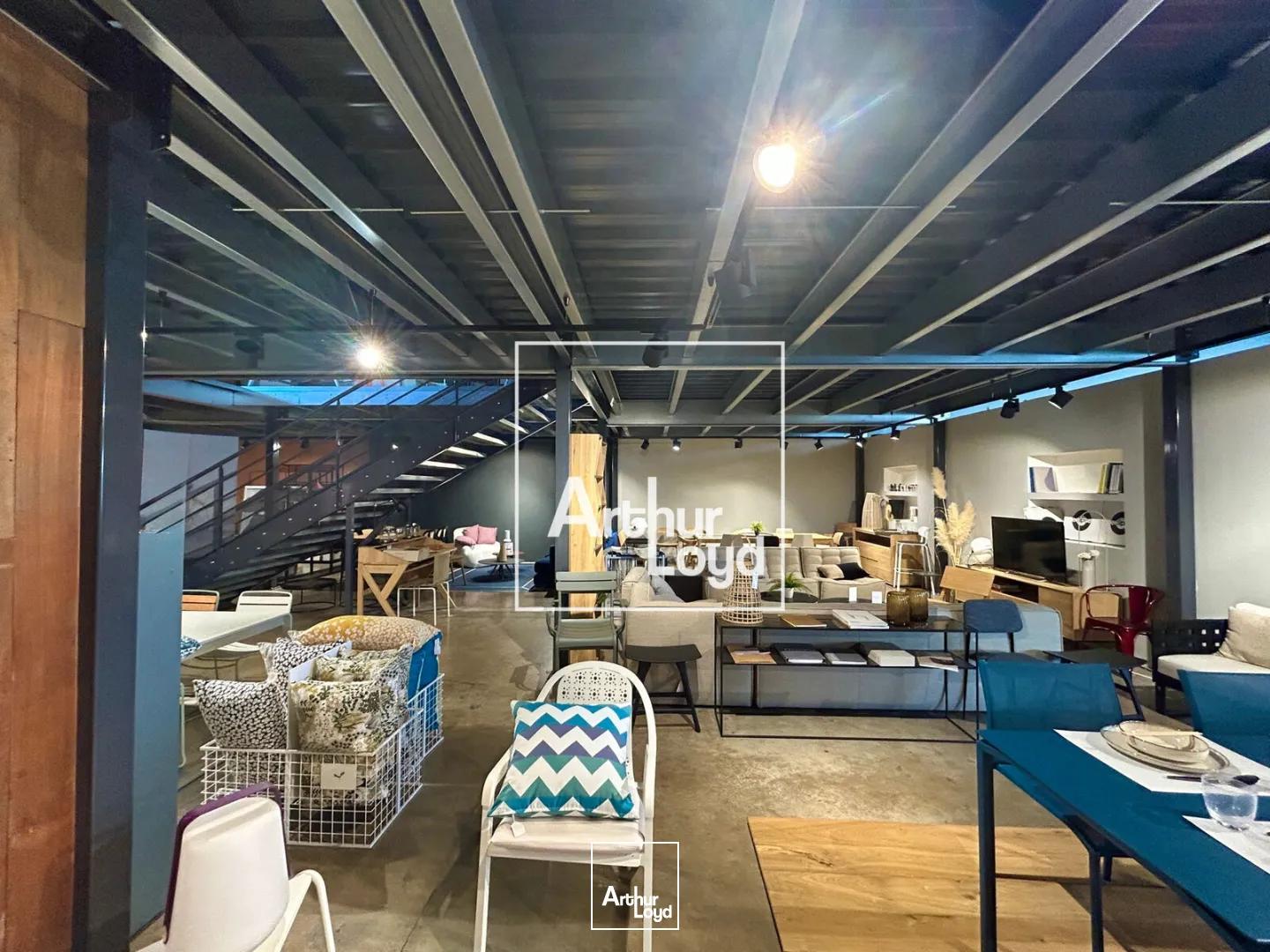 Local commercial à louer - 840 m2 à Mauguio avec portes sectionnelles