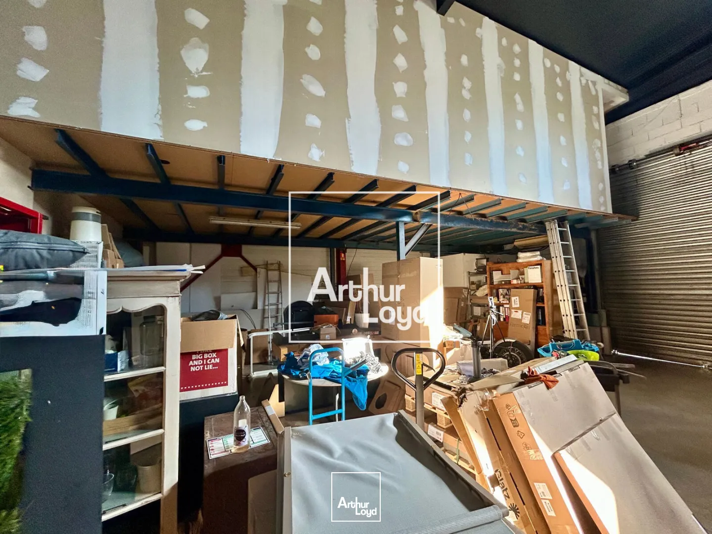 Local commercial à louer - 840 m2 à Mauguio avec portes sectionnelles