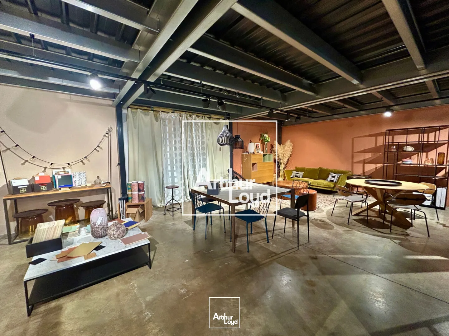 Local commercial à louer - 840 m2 à Mauguio avec portes sectionnelles