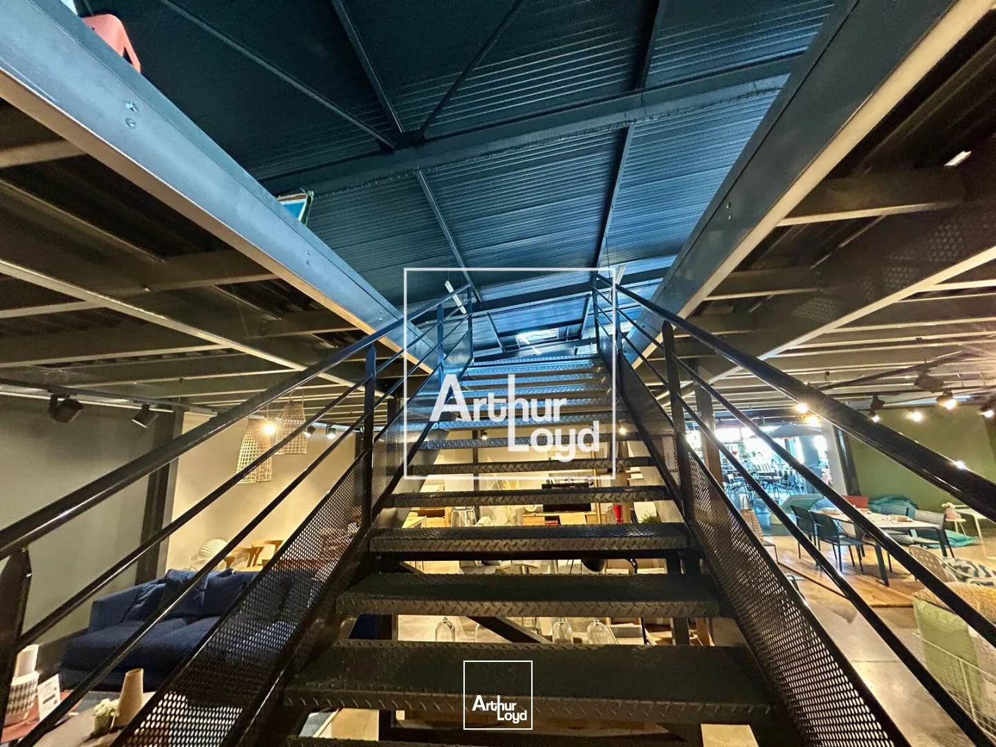 Local commercial à louer - 840 m2 à Mauguio avec portes sectionnelles