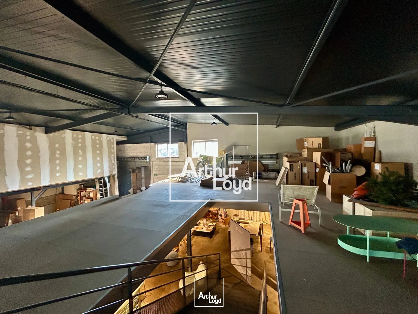 Local commercial à louer - 840 m2 à Mauguio avec portes sectionnelles