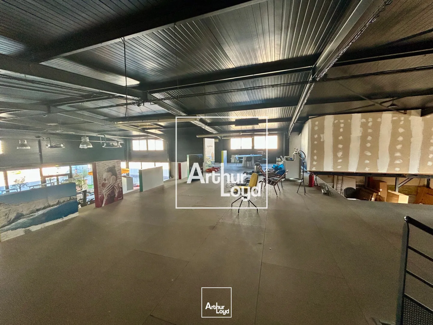 Local commercial à louer - 840 m2 à Mauguio avec portes sectionnelles