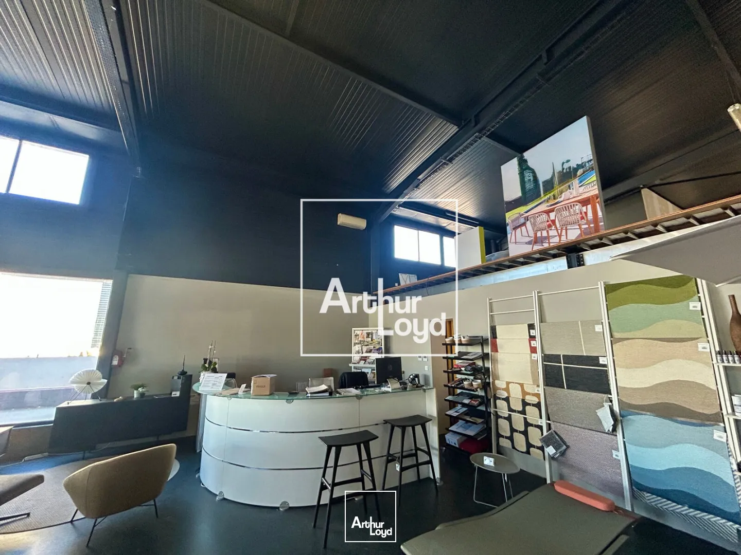 Local commercial à louer - 840 m2 à Mauguio avec portes sectionnelles