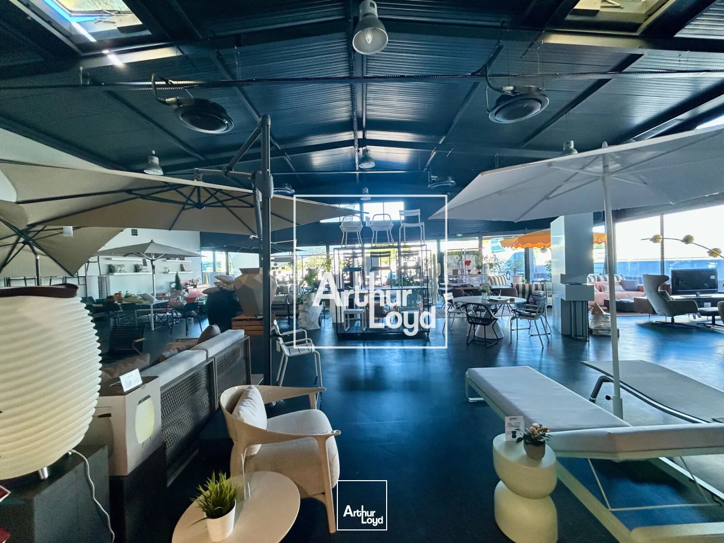 Local commercial à louer - 840 m2 à Mauguio avec portes sectionnelles